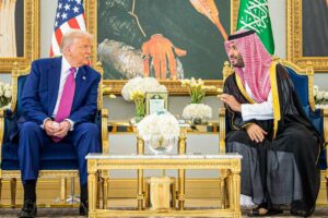 El príncipe heredero de Arabia Saudí, Mohamed bin Salmán, recibe en Riad al presidente de Estados Unidos, Donald Trump. (Foto: Saudi Press Agency/dpa/Europa Press)