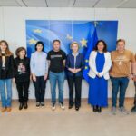 La presidenta de la Comisión Europea, Ursula Von der Leyen, con representantes de asociaciones de víctimas de la Dana. (Foto: @vonderleyen)