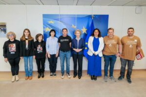 La presidenta de la Comisión Europea, Ursula Von der Leyen, con representantes de asociaciones de víctimas de la Dana. (Foto: @vonderleyen)