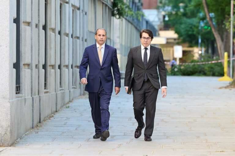 El abogado de Alberto González Amador, Carlos Neira (i), a su llegada al Supremo. (Foto: Jesús Hellín - Europa Press)