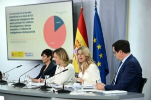 La vicepresidenta segunda y ministra de Trabajo y Economía Social, Yolanda Díaz, en la rueda de prensa tras el Consejo de Ministros. (Foto: Pool Moncloa/ Borja Puig de la Bellacasa)
