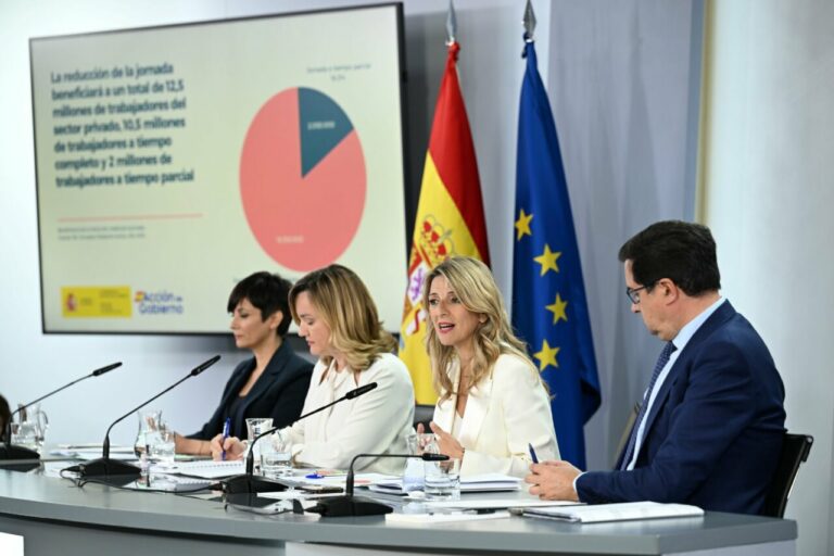 La vicepresidenta segunda y ministra de Trabajo y Economía Social, Yolanda Díaz, en la rueda de prensa tras el Consejo de Ministros. (Foto: Pool Moncloa/ Borja Puig de la Bellacasa)