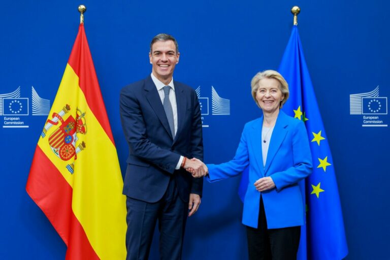 El presidente del Gobierno, Pedro Sánchez, y la presidenta de la Comisión Europea, Ursula Von der Leyen, en Bruselas. (Foto: Pool Moncloa / Fernando Calvo y Pool UE)