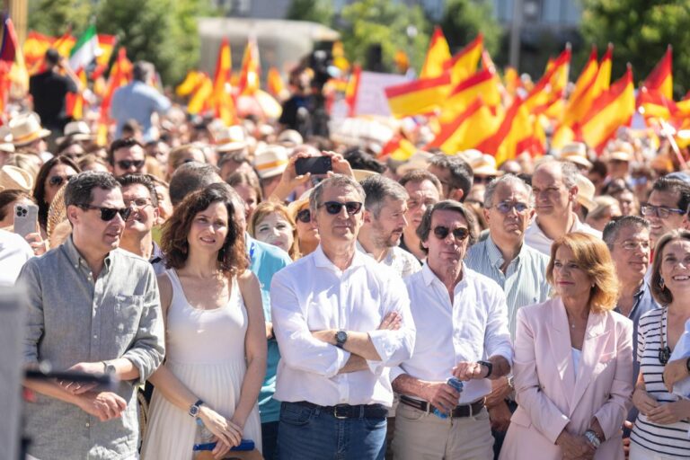 Alberto Núñez Feijóo lidera la concentración contra Pedro Sánchez bajo el lema 'mafia o democracia' (Foto de PP/Diego Puerta)