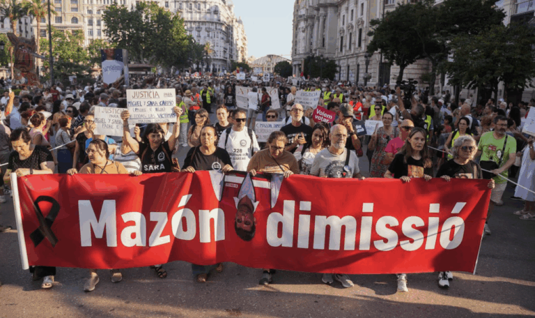 La octava marcha contra Mazón por dana exige su dimisión, responsabilidades y una reconstrucción "para las personas" (Foto: Jorge Gil - EuropaPress)