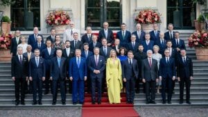 Foto de familia de los líderes de la OTAN en La Haya. (Foto: NATO)