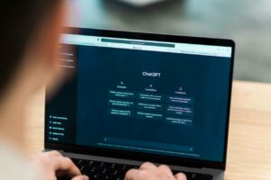 El 88 % de las respuestas de las IA personalizadas fueron desinformación. / Freepik
