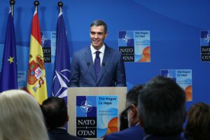 El presidente del Gobierno, Pedro Sánchez, en una rueda de prensa tras la cumbre de la OTAN. (Foto: Pool Moncloa / Fernando Calvo y Pool OTAN)