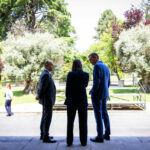 Pedro Sánchez, Jordi Turull y Miriam Nogueras en el Palacio de la Moncloa. (Foto: Junts)