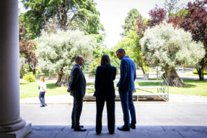 Pedro Sánchez, Jordi Turull y Miriam Nogueras en el Palacio de la Moncloa. (Foto: Junts)