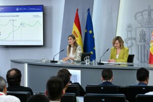 La portavoz del Gobierno, Pilar Alegría, y la vicepresidenta tercera del Gobierno y ministra para la Transición Ecológica y el Reto Demográfico, Sara Aagesen, en la rueda de prensa tras el Consejo de Ministros. (Foto: Pool Moncloa/Borja Puig de la Bellacasa)