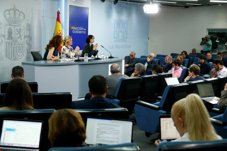 La portavoz del Gobierno, Pilar Alegría, la ministra de Sanidad, Mónica García, y la titular de Ciencia, Innovación y Universidades, Diana Morant, en la rueda de prensa tras el Consejo de Ministros. (Foto: Pool Moncloa/José Manuel Álvarez)