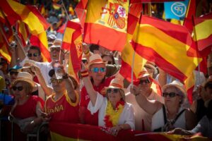 Varias personas durante la concentración del PP bajo el lema ‘Mafia o democracia’ en la Plaza de España de Madrid, a 8 de junio de 2025, en Madrid (España). - Fernando Sánchez - Europa Press