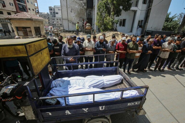 Cadáveres palestinos en sudarios en el Hospital de Al Shifa de ciudad de Gaza - Europa Press/Contacto/Omar Ashtawy