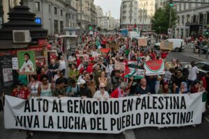 Un grupo de personas durante una nueva movilización contra el genocidio en Palestina y por el fin del comercio de armas entre España e Israel, a 20 de junio de 2025, en Madrid (España). La convocatoria, impulsada por colectivos como BDS Madrid, el Sindica - Fernando Sánchez - Europa Press