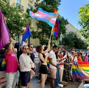 Manifestantes se movilizan frente a la Embajada de Hungría para exigir a Europa la defensa firme de los derechos LGTBI+