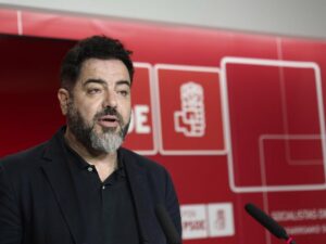 El ya exvicesecretario general del Partido Socialista de Navarra, Ramón Alzórriz, durante su comparecencia de prensa. (Foto: Eduardo Sanz - Europa Press)