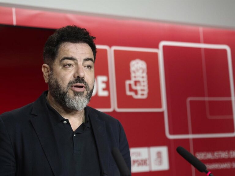 El ya exvicesecretario general del Partido Socialista de Navarra, Ramón Alzórriz, durante su comparecencia de prensa. (Foto: Eduardo Sanz - Europa Press)