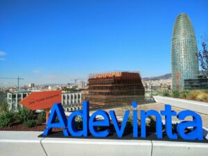 Logo de Adevinta en la oficina de Barcelona. (Foto: Europa Press)