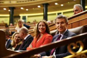 Alberto Núñez Feijóo y Ester Muñoz en un pleno del Congreso. (Foto: PP)