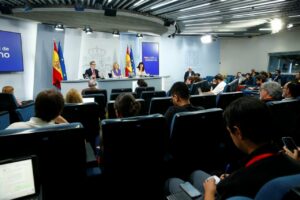 La ministra portavoz, Pilar Alegría; el ministro de la Presidencia, Justicia y Relaciones con las Cortes, Félix Bolaños, y la ministra de Igualdad, Ana Redondo, en la rueda de prensa posterior al Consejo de Ministros. (Foto: Pool Moncloa/José Manuel Álvarez)