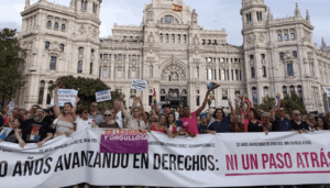 Manifestantes en el MADO 2025.