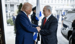 El presidente estadounidense, Donald Trump, recibe al primer ministro de Israel, Benjamin Netanyahu, en la Casa Blanca (Foto; Europa Press/Contacto/White House)
