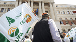 Varias personas durante una concentración de cerealistas de las principales regiones productoras de España, frente al Ministerio de Agricultura (Foto: Jesús Hellín - Europa Press)