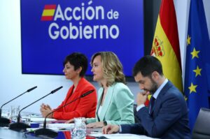 La ministra portavoz, Pilar Alegría; la ministra de Vivienda y Agenda Urbana, Isabel Rodríguez, y el ministro de Derechos Sociales, Consumo y Agenda 2030, Pablo Bustinduy, en la rueda de prensa posterior al Consejo de Ministros. (Foto: Pool Moncloa/Fernando Calvo)