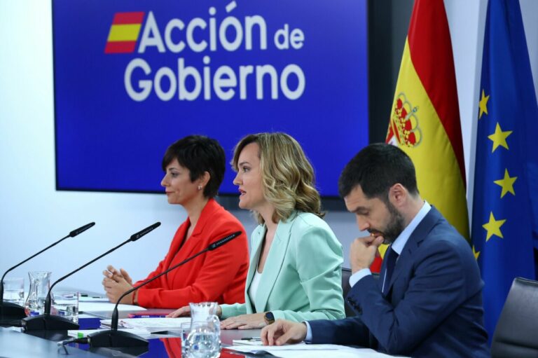 La ministra portavoz, Pilar Alegría; la ministra de Vivienda y Agenda Urbana, Isabel Rodríguez, y el ministro de Derechos Sociales, Consumo y Agenda 2030, Pablo Bustinduy, en la rueda de prensa posterior al Consejo de Ministros. (Foto: Pool Moncloa/Fernando Calvo)