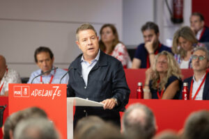 El presidente de Castilla-La Mancha, Emiliano García-Page, en el Comité Federal del PSOE. (Foto: PSOE/Eugenia Morago)