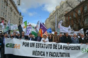 Imagen de una protesta de médicos y facultatitos por un estatuto propio Foto CESM