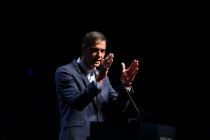 El presidente del Gobierno, Pedro Sánchez, en un encuentro con representantes de la sociedad civil en Chile. (Foto: Pool Moncloa/Borja Puig de la Bellacasa)