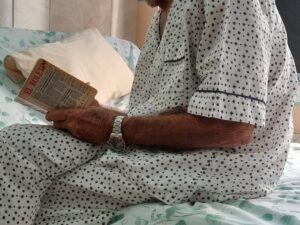 Paciente en la cama de un hospital en La Habana