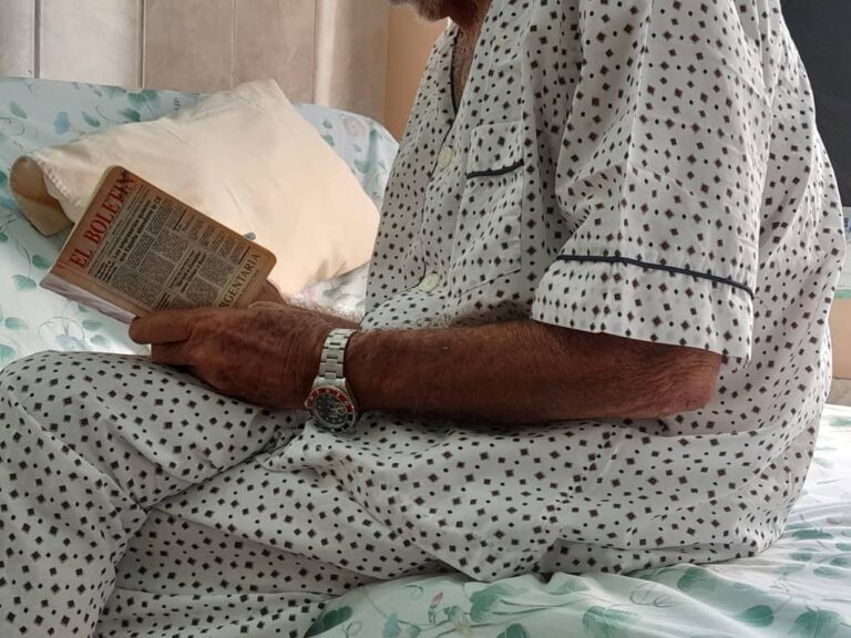 Paciente en la cama de un hospital en La Habana