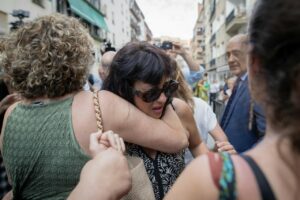 Llegada de Juana Rivas con su hijo menor al punto de encuentro familiar. (Foto: Antonio L Juárez - Europa Press)