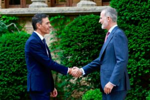 Felipe VI y el presidente del Gobierno, Pedro Sánchez, en su despacho en el Palacio de Marivent. (Foto: Casa de S.M. el Rey)