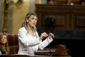 La vicepresidenta segunda del Gobierno y líder de Sumar, Yolanda Díaz, durante el pleno. (Foto: Congreso)