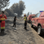 Margarita Robles, con efectivos de la UME que luchan contra los incendios forestales | Foto del Ministerio de Defensa