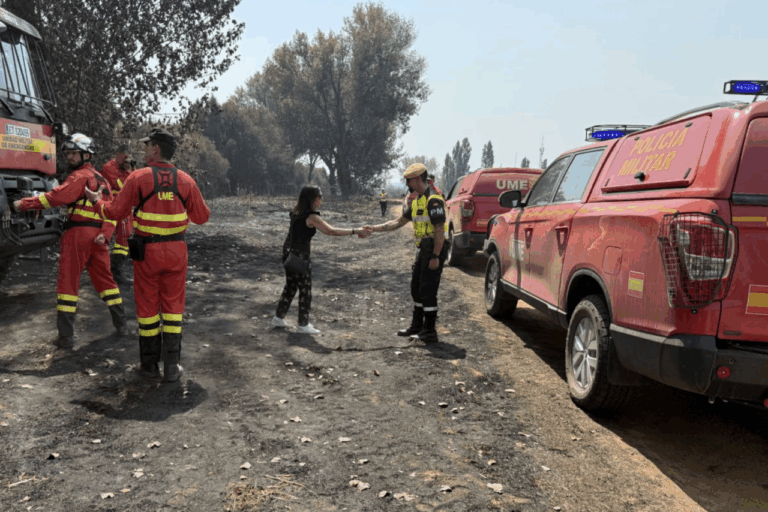 Margarita Robles, con efectivos de la UME que luchan contra los incendios forestales | Foto del Ministerio de Defensa