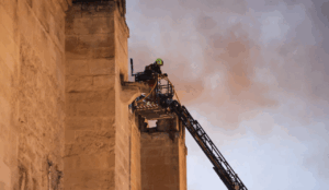 Imágenes del incendio en la Mezquita de Córdoba. A 8 de agosto de 2025 en Córdoba (Foto: Madero Cubero - Europa Press)