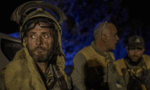 Bomberos forestales trabajaban en labores de extinción en la provincia de Ourense. / EFE/ Brais Lorenzo