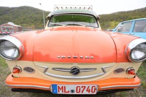 El logo de la marca Trabant en un vehículo en la tradicional reunión de coches históricos en Thale, en el este de Alemania (Foto: Matthias Bein/dpa)