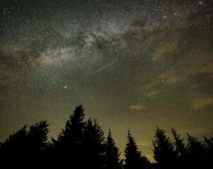 En esta exposición de 30 segundos, un meteoro atraviesa el cielo durante la lluvia de meteoros anual de las Perseidas en Spruce Knob, Virginia Occidental. / Bill Ingalls (NASA)