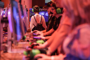 Asistentes a la Gamescom prueban el juego "World of Warcraft" ("Gamescom, la feria de videojuegos más grande, abre en Alemania con récord"). Foto: Oliver Berg/dpa