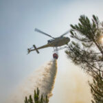 Imagen de un helicóptero en labores de extinción de incendios Foto UME
