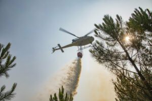 Imagen de un helicóptero en labores de extinción de incendios Foto UME