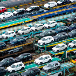 Los trenes para el transporte de automóviles estacionados en la ciudad de Bremen (Foto: Sina Schuldt/dpa)