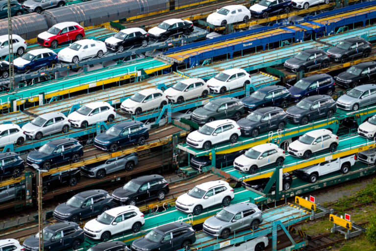 Los trenes para el transporte de automóviles estacionados en la ciudad de Bremen (Foto: Sina Schuldt/dpa)