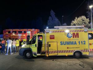 Imagen de bomberos de la Comunidad de Madrid y de sanitarios del Summa 112 en el incendio de Tres Cantos. (Foto: Emergencias 112)